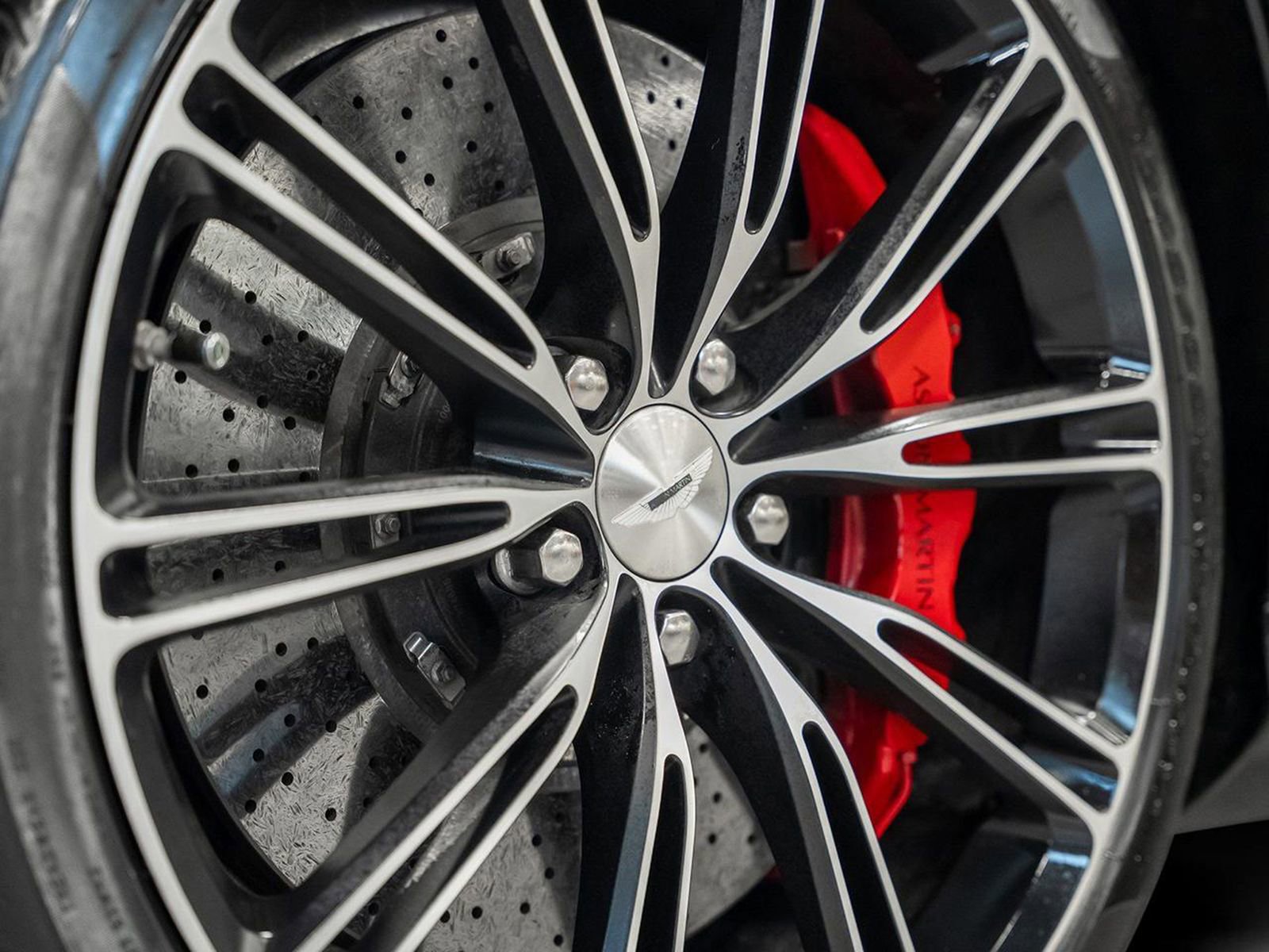 Used 2015 Aston Martin DB9 Volante image 6