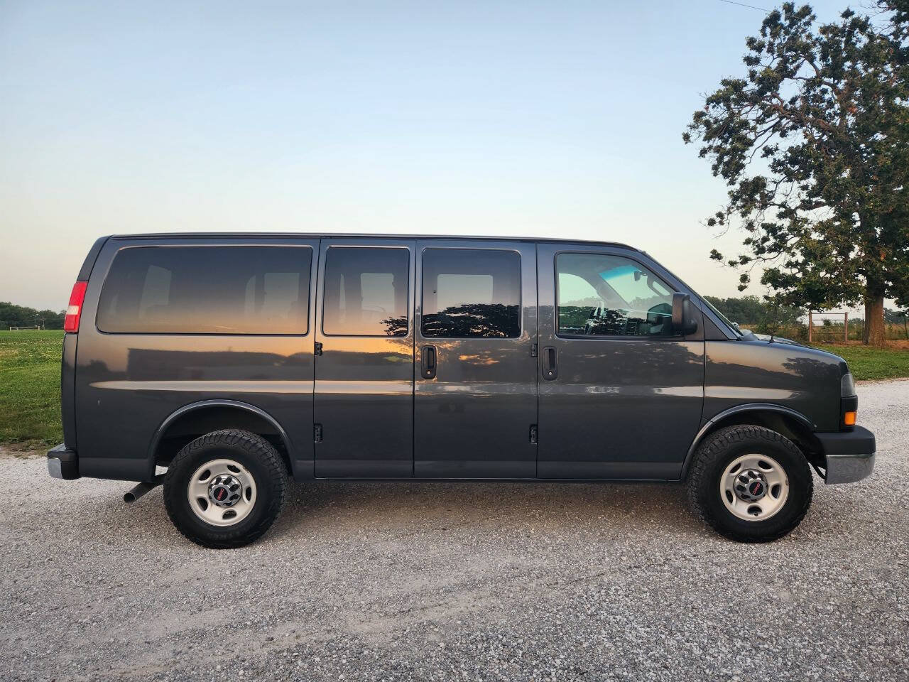 Used 2016 GMC Savana 3500 LT w/ LT Preferred Equipment Group RWD image 8