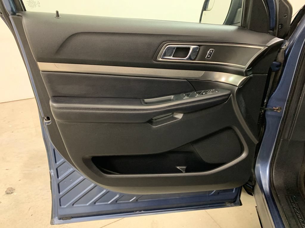 Used 2018 Ford Explorer XLT AWD/4WD image 18