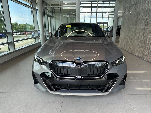 New 2026 BMW 550e xDrive image 2