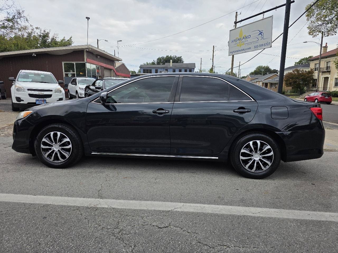 Used 2012 Toyota Camry LE FWD image 3