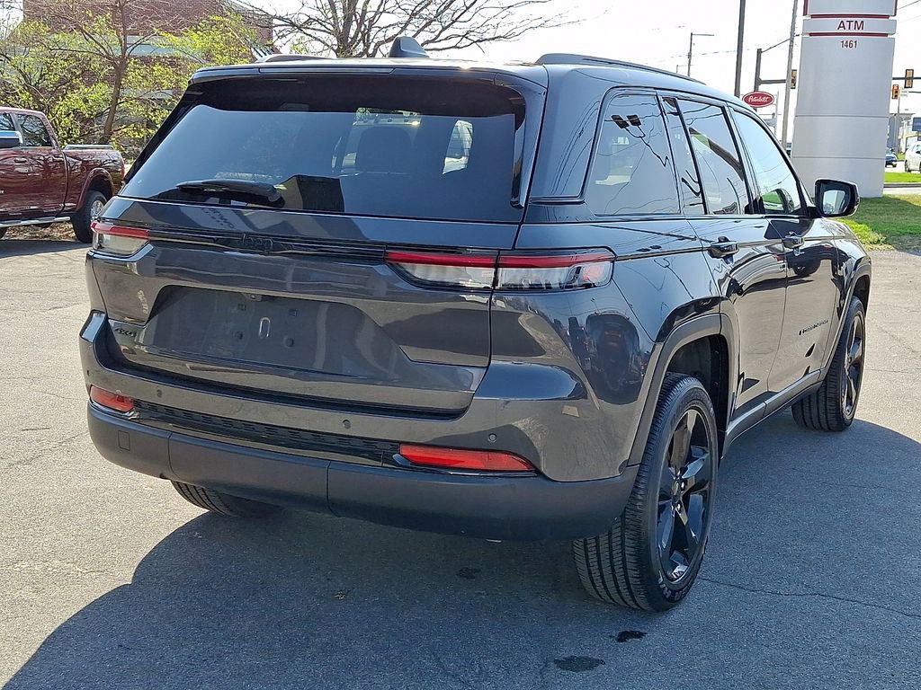 Used 2025 Jeep Grand Cherokee Altitude image 4