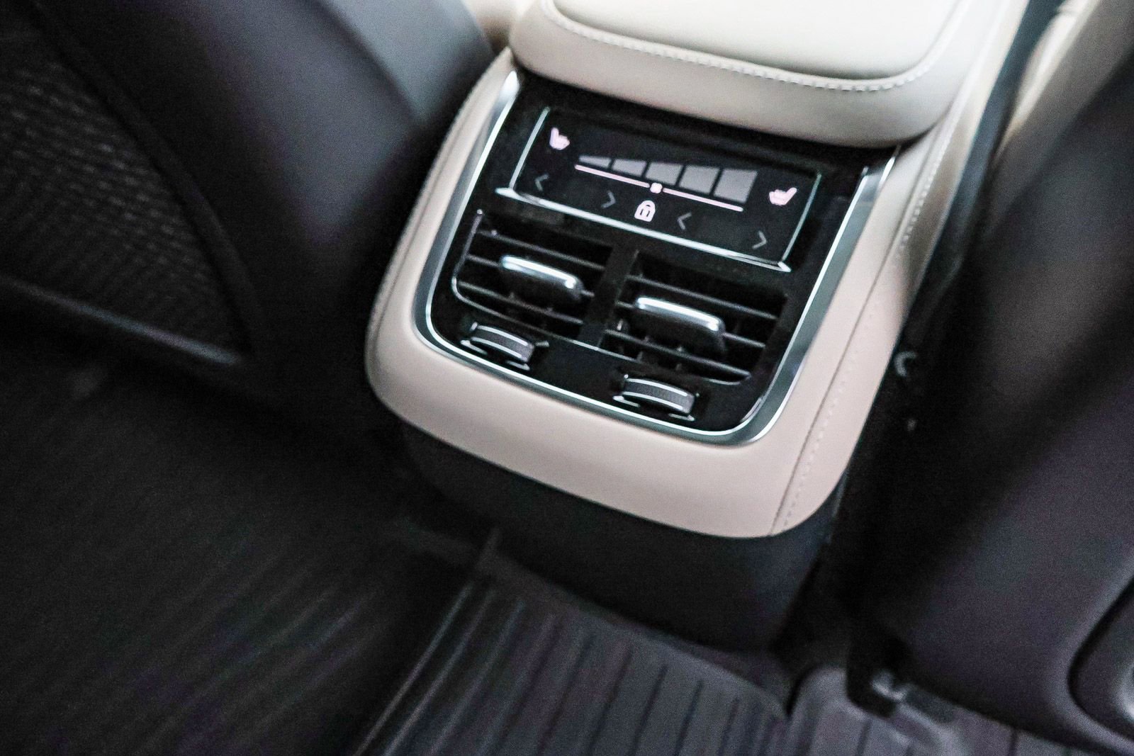 New 2026 Volvo XC90 B5 Plus w/ Protection Package image 19