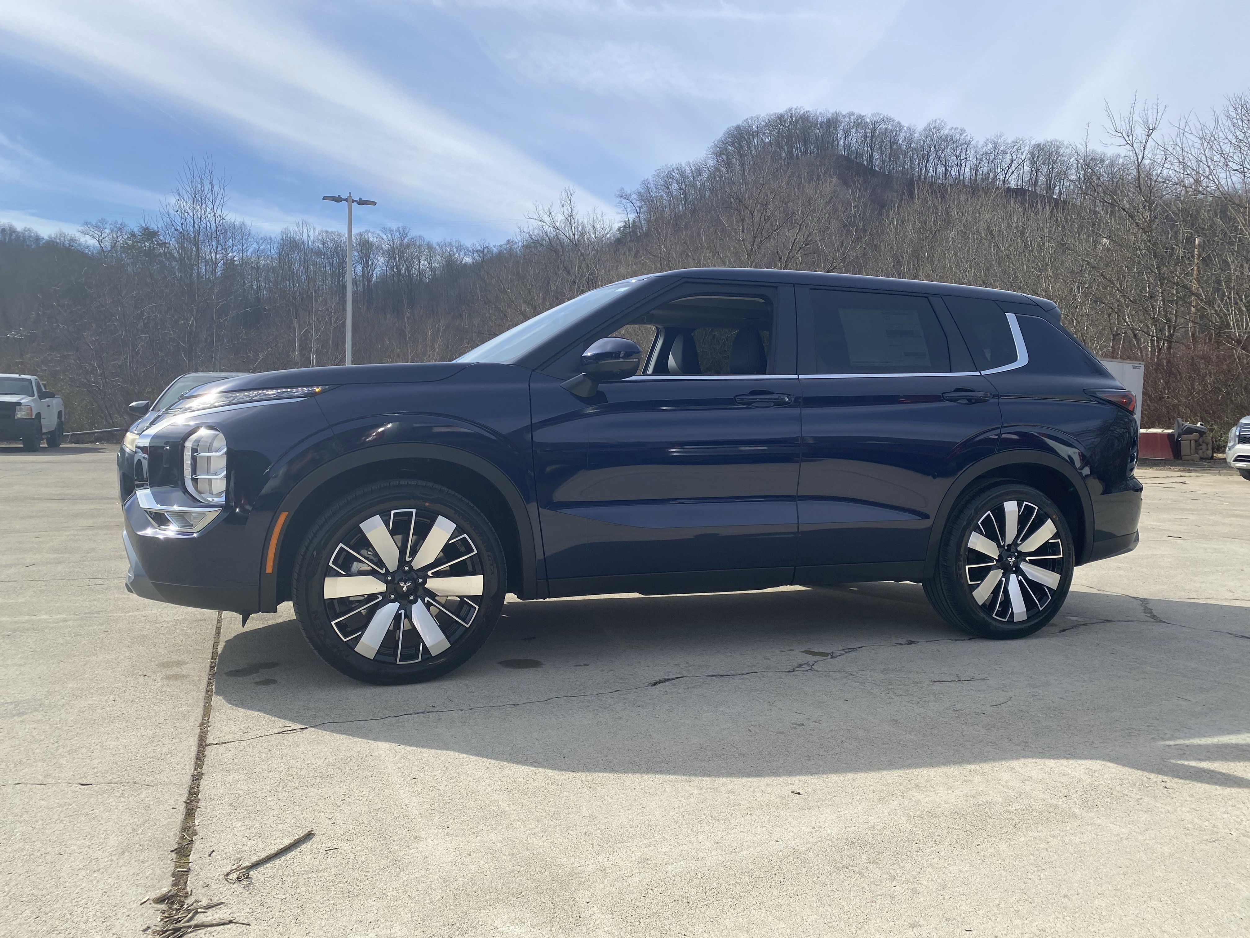 New 2026 Mitsubishi Outlander SE image 2