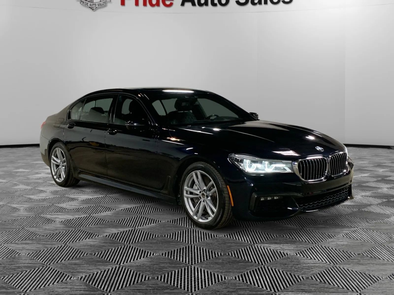 Used 2019 BMW 750i xDrive w/ M Sport Package image 3