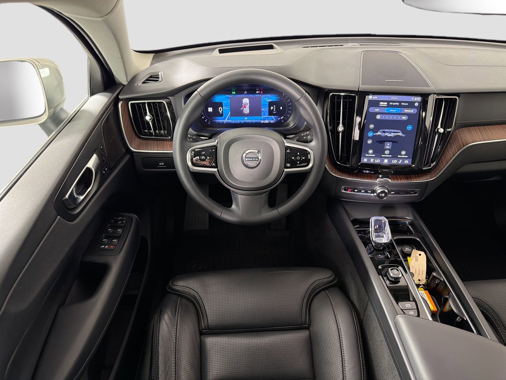 Certified 2023 Volvo XC60 B5 Ultimate w/ Climate Package AWD/4WD image 23