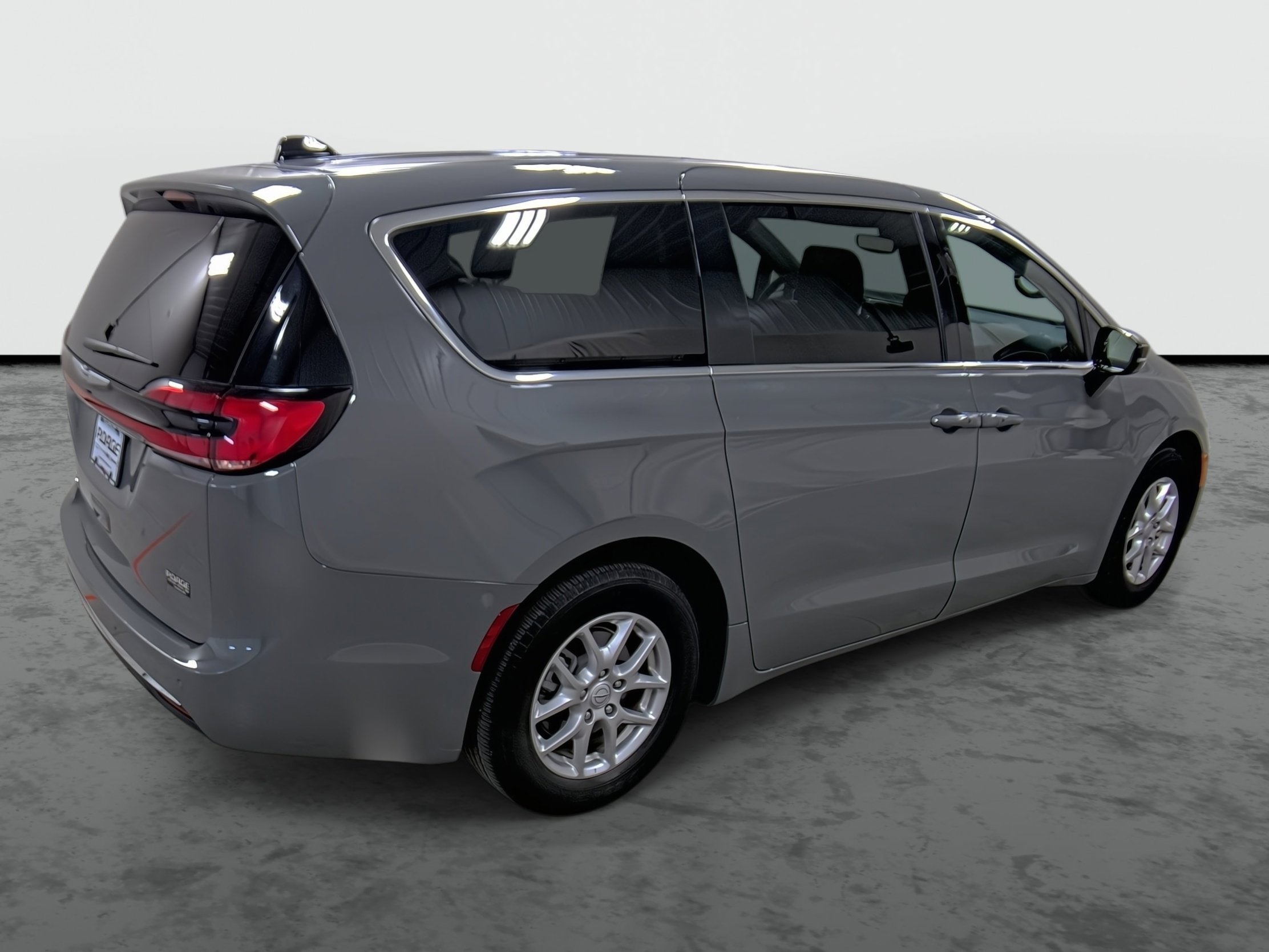 Used 2025 Chrysler Pacifica Select FWD image 4