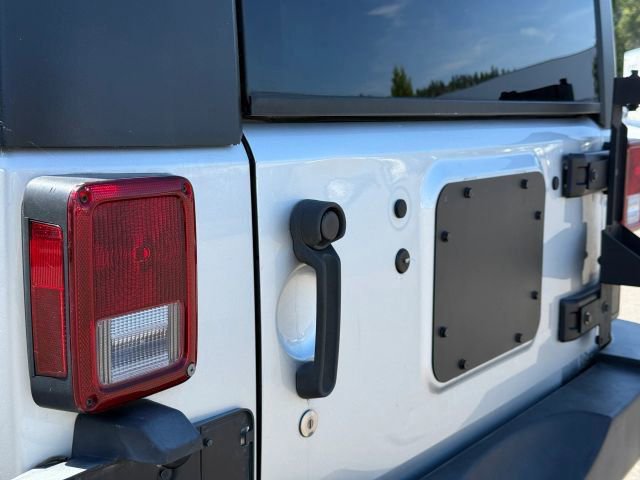 Used 2008 Jeep Wrangler Unlimited Rubicon w/ Dual Top Group AWD/4WD image 37