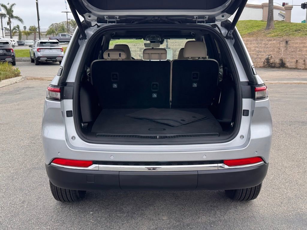 Used 2023 Jeep Grand Cherokee Limited w/ Luxury Tech Group II image 13