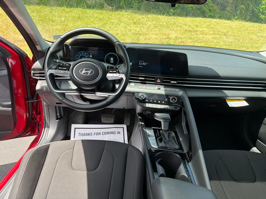 Used 2025 Hyundai Elantra SEL FWD image 18