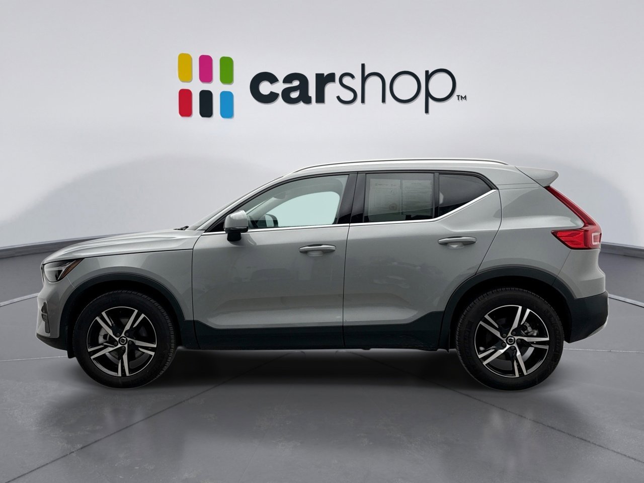 Used 2025 Volvo XC40 B5 Core image 2