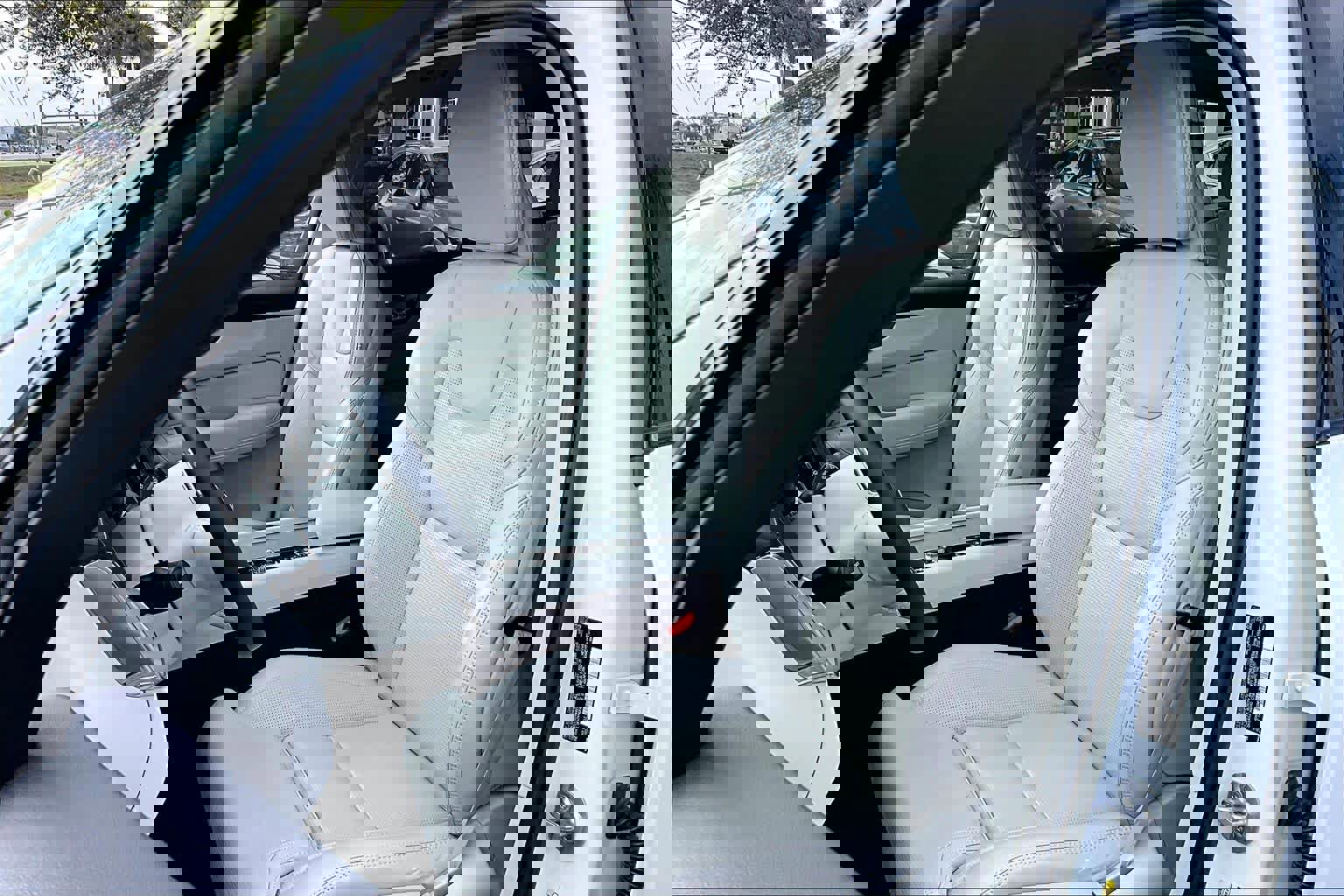 Used 2023 Volvo XC60 B5 Ultimate w/ Climate Package image 8