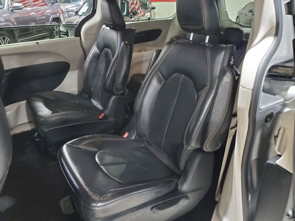 Used 2017 Chrysler Pacifica Premium image 25