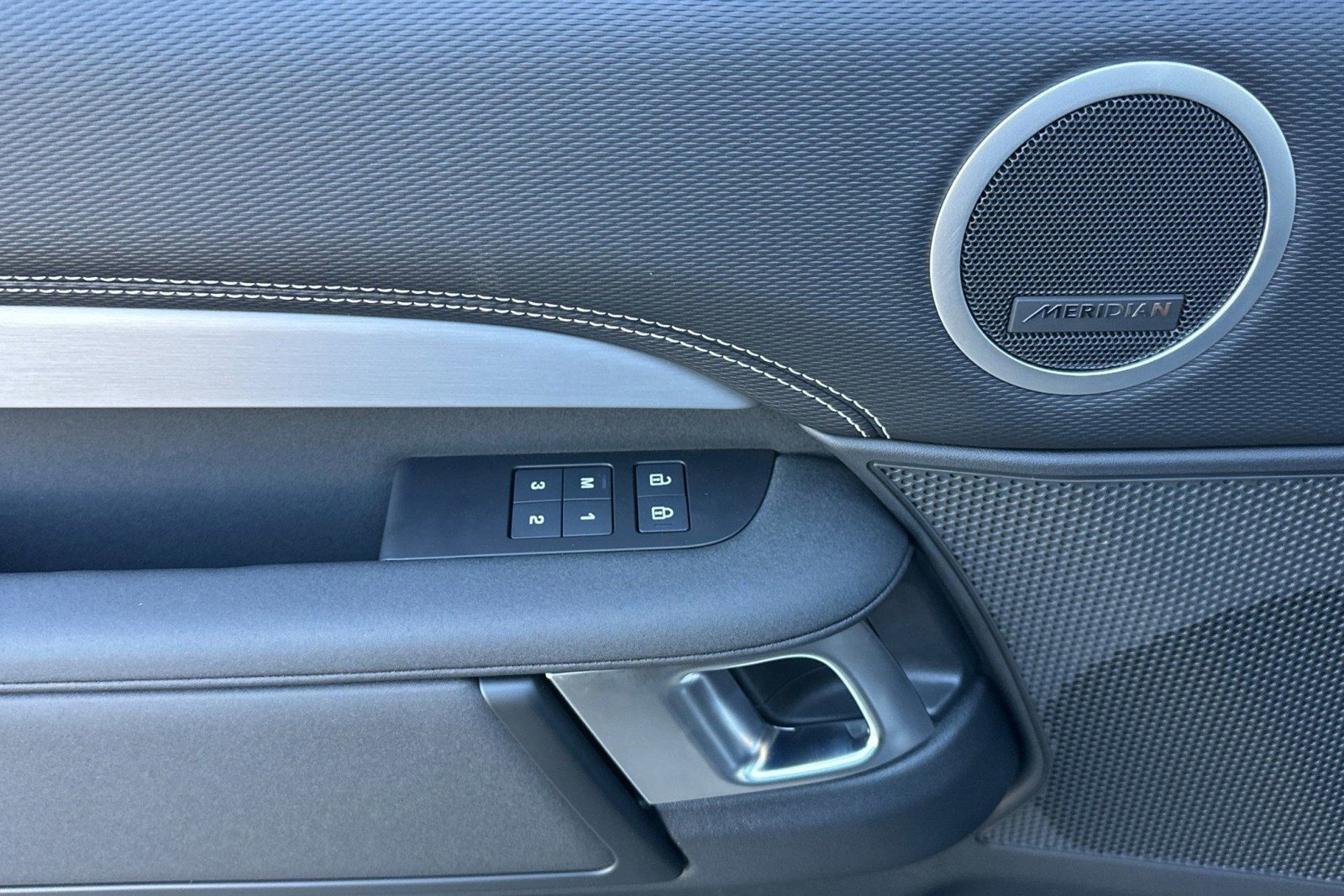 New 2026 Land Rover Discovery Limited Edition AWD/4WD image 12