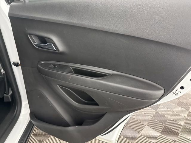 Used 2019 Chevrolet Trax LT w/ LT Convenience Package image 24