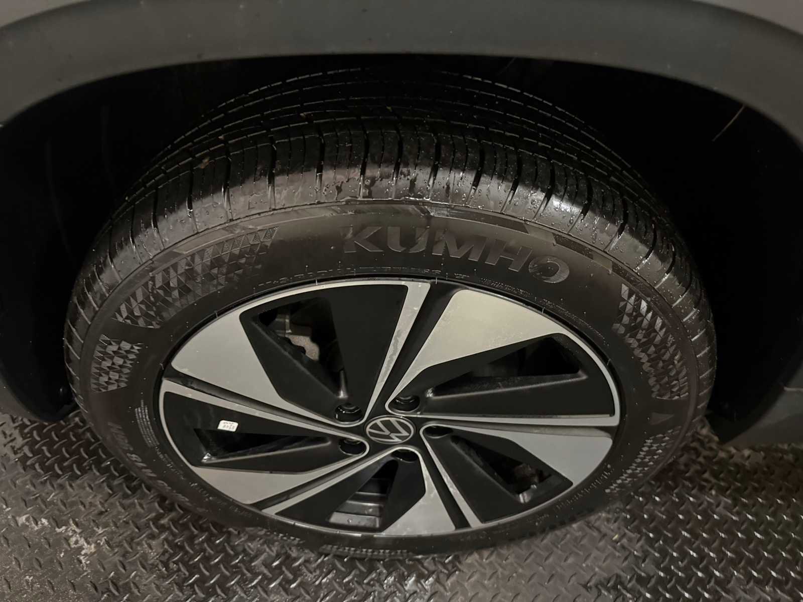 Certified 2025 Volkswagen Taos SE w/ Panoramic Sunroof Package image 8