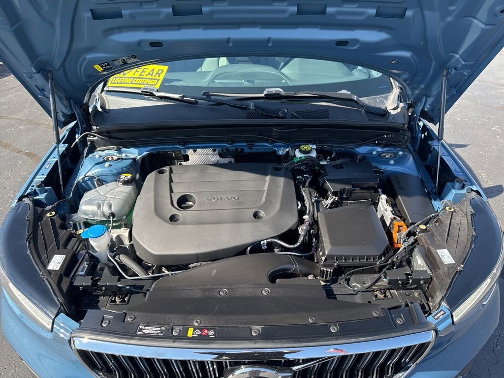 Used 2024 Volvo XC40 B5 Core image 12