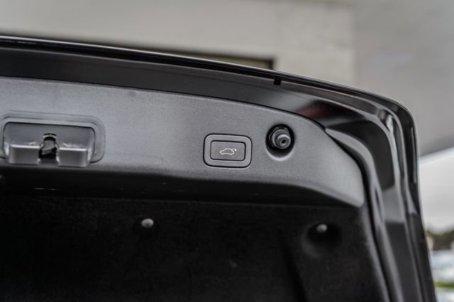 Used 2017 Jaguar XJ R-Sport image 12