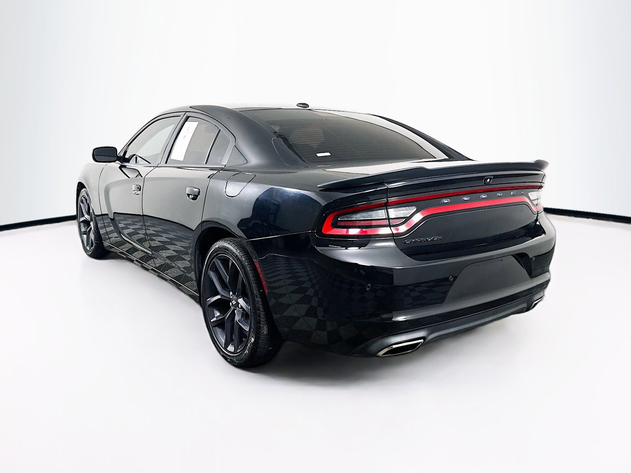 Used 2020 Dodge Charger SXT w/ Blacktop Package RWD image 5
