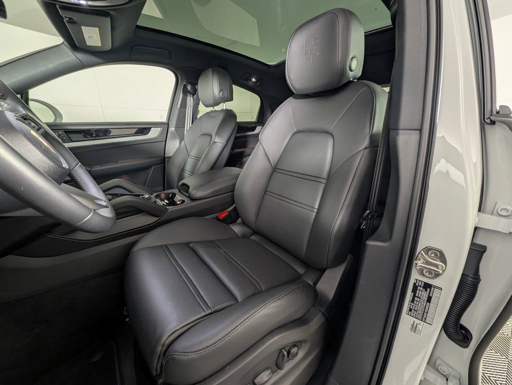 Certified 2025 Porsche Cayenne Coupe image 5