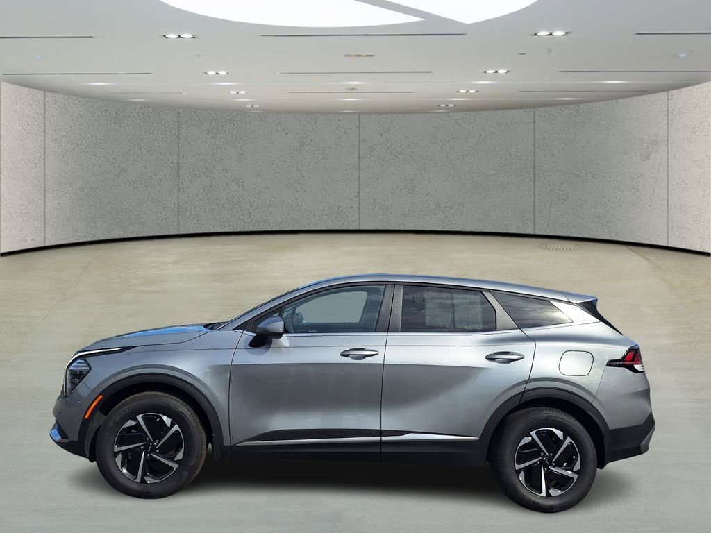 Used 2025 Kia Sportage LX image 2