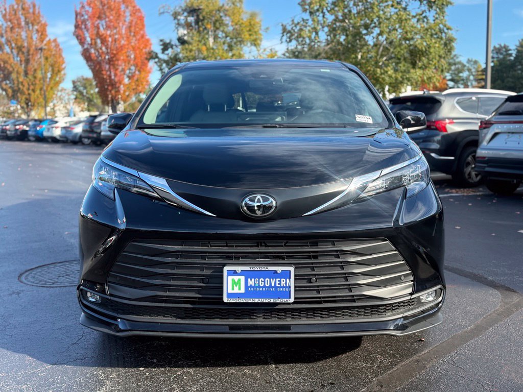 Used 2026 Toyota Sienna XLE FWD image 12