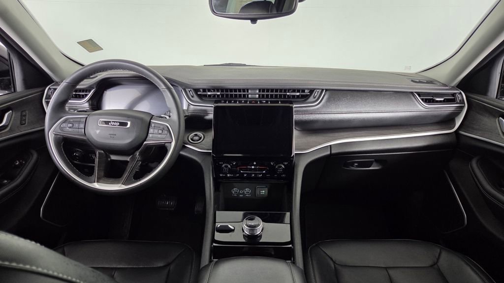 Used 2023 Jeep Grand Cherokee Limited w/ Black Appearance Package image 39