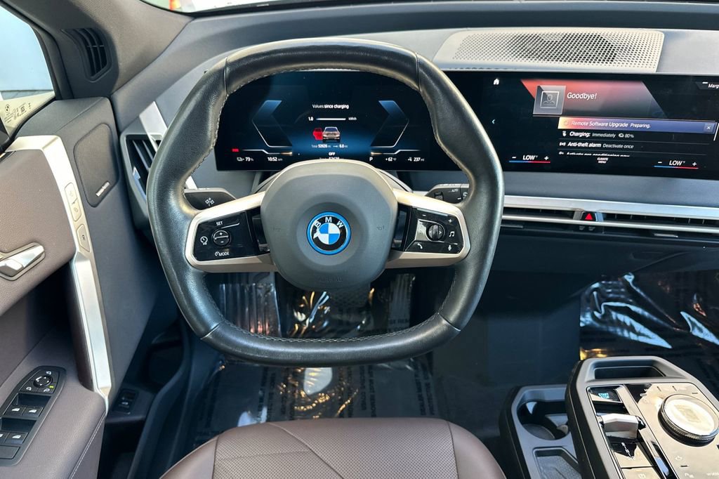 Used 2023 BMW iX xDrive50 w/ Sport Package AWD/4WD image 15