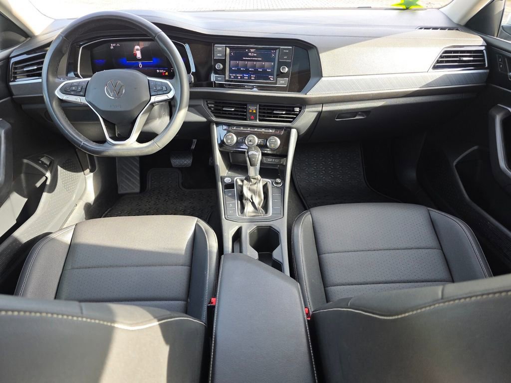 Used 2024 Volkswagen Jetta SE w/ Panoramic Sunroof Package FWD image 5