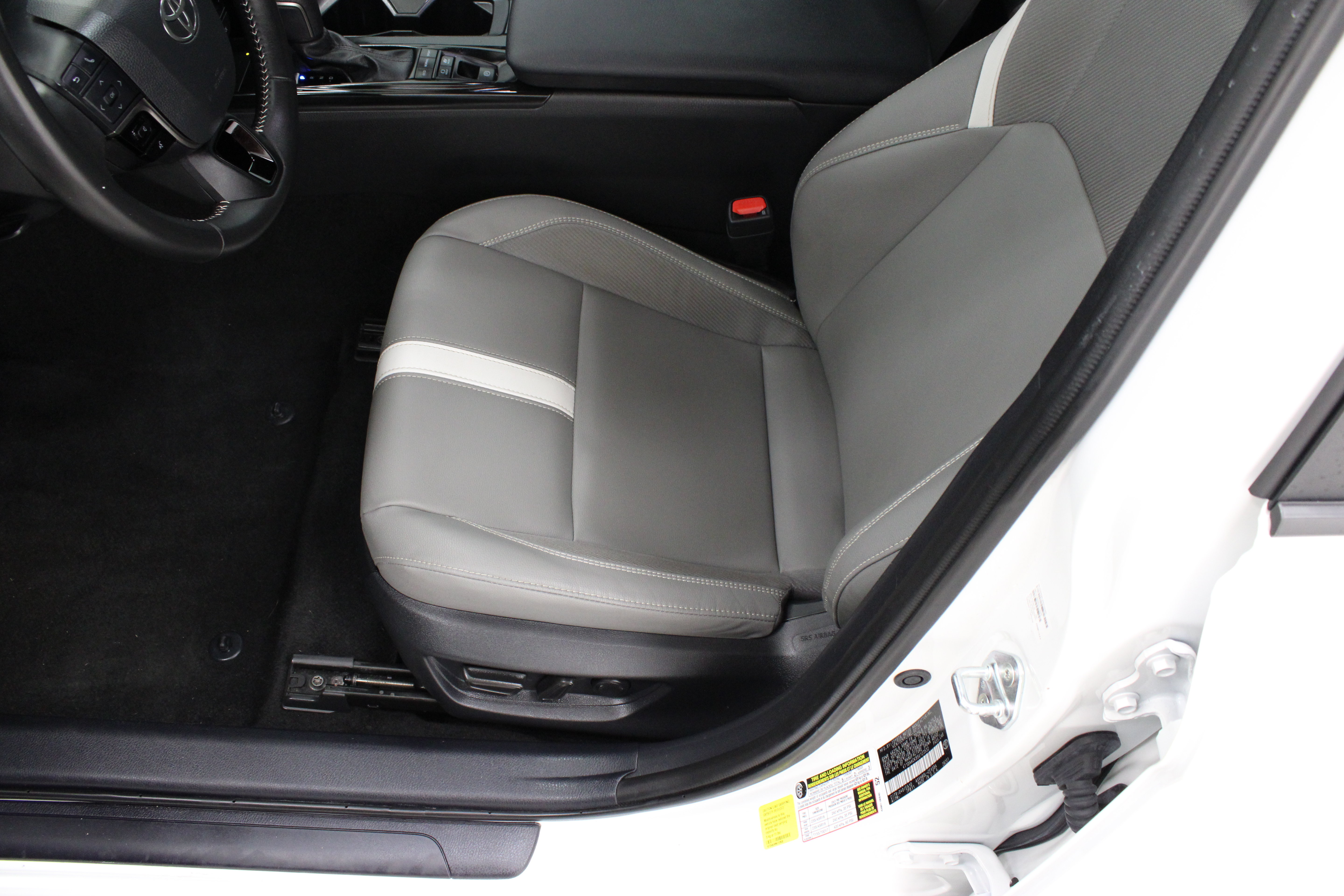 Used 2025 Toyota Camry SE w/ Convenience Package FWD image 15