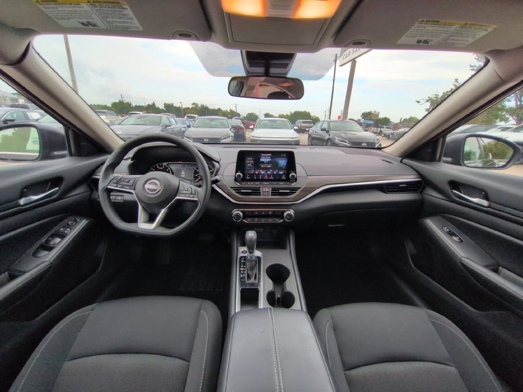 Used 2025 Nissan Altima 2.5 SV FWD image 25