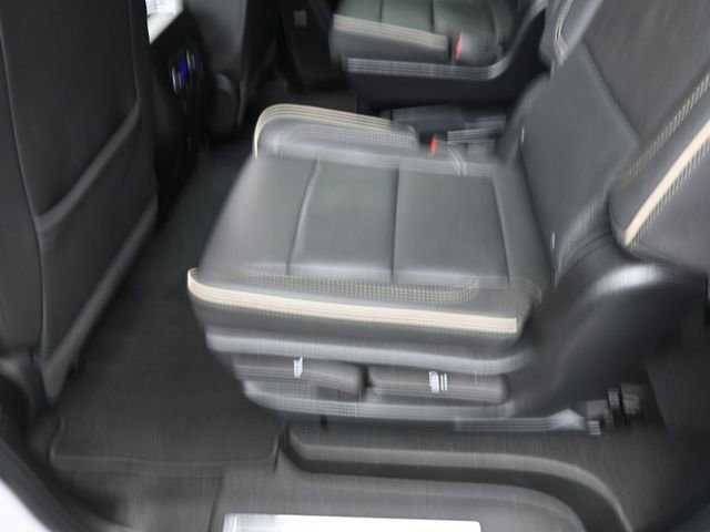 Used 2023 Chevrolet Suburban Premier image 25