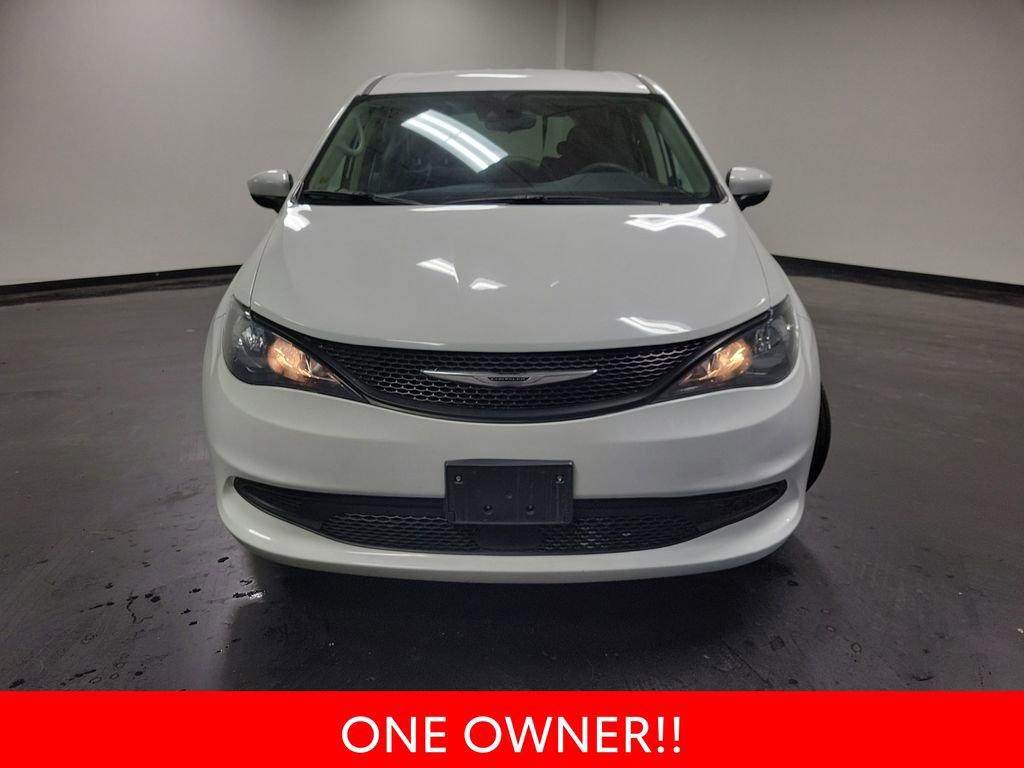 Used 2023 Chrysler Voyager LX image 3