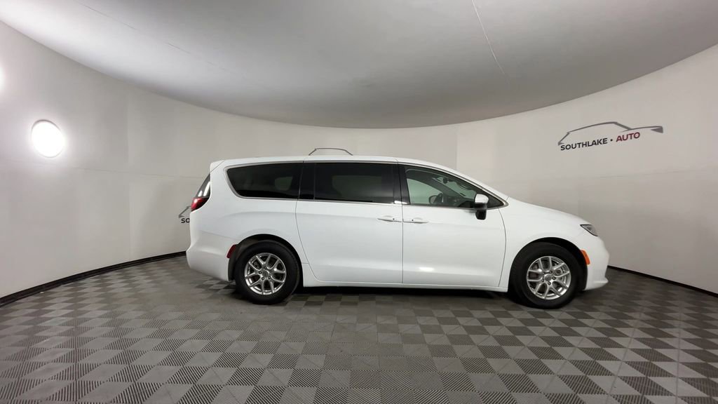 Used 2023 Chrysler Pacifica Touring-L image 9