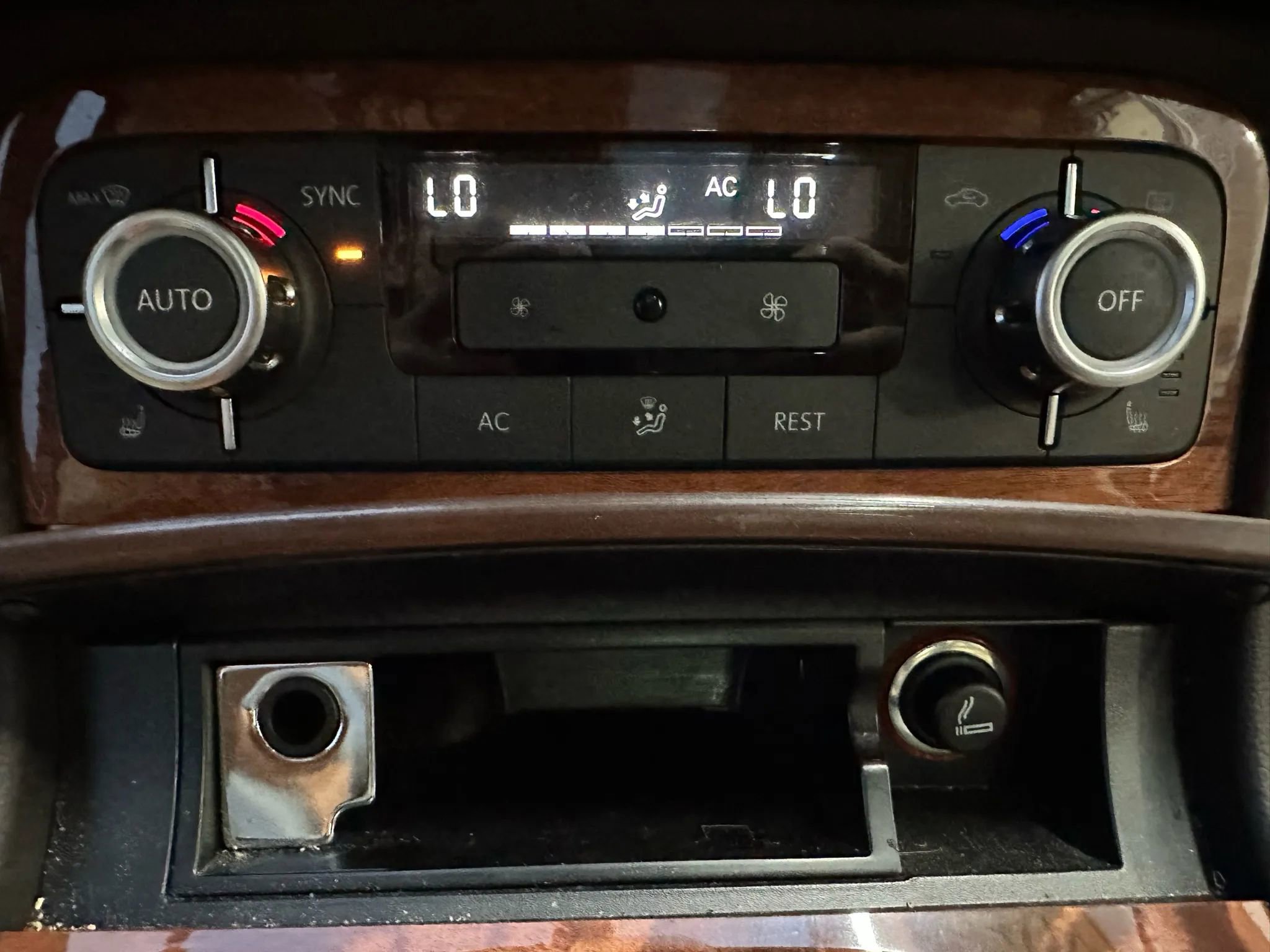 Used 2012 Volkswagen Touareg TDI image 20