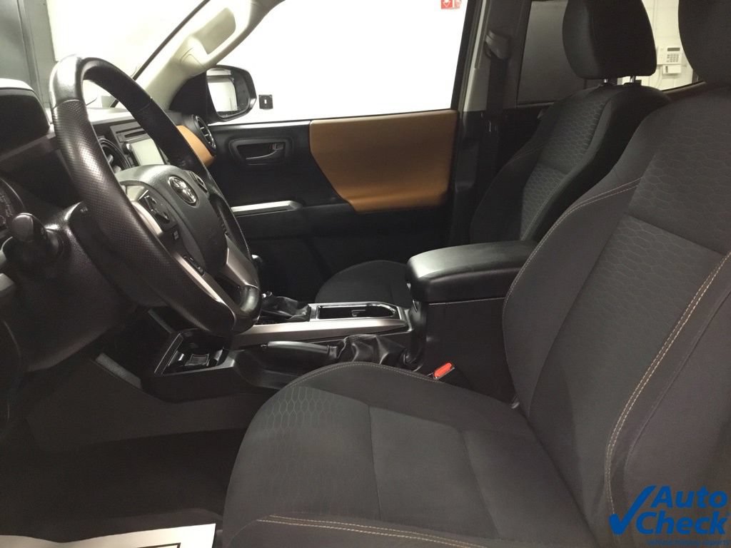 Used 2016 Toyota Tacoma SR5 w/ SR5 Appearance Package (SN) AWD/4WD image 28