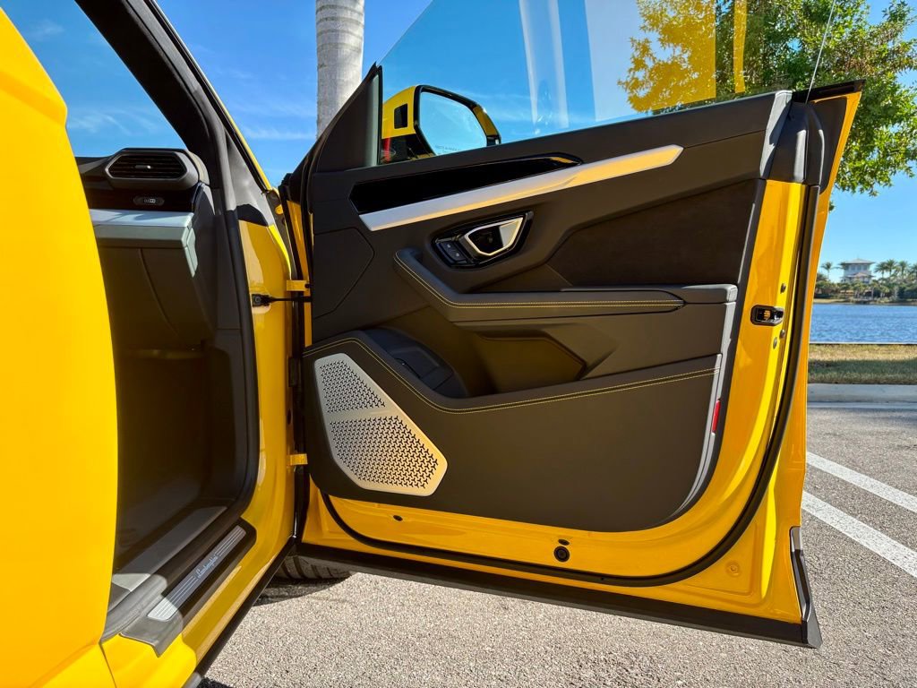 Used 2022 Lamborghini Urus image 24