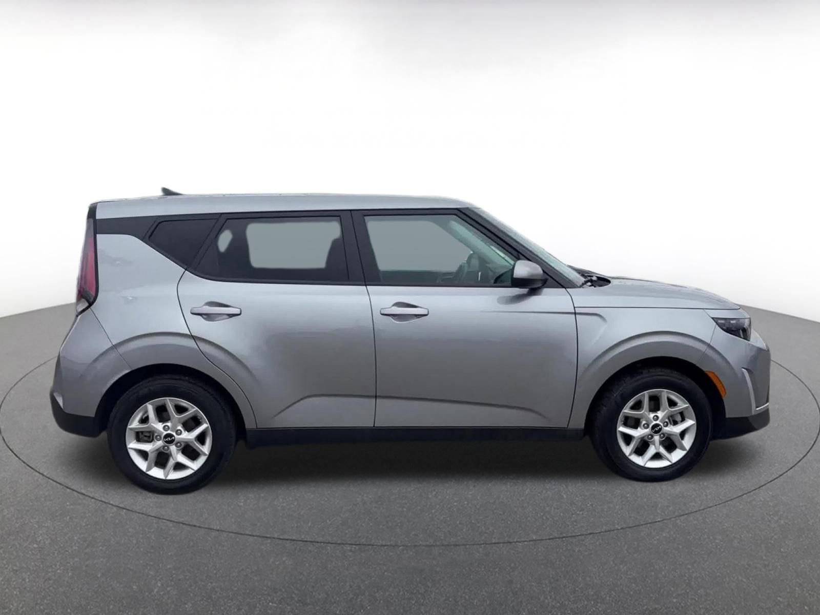 Used 2025 Kia Soul LX w/ LX Technology Package FWD image 16