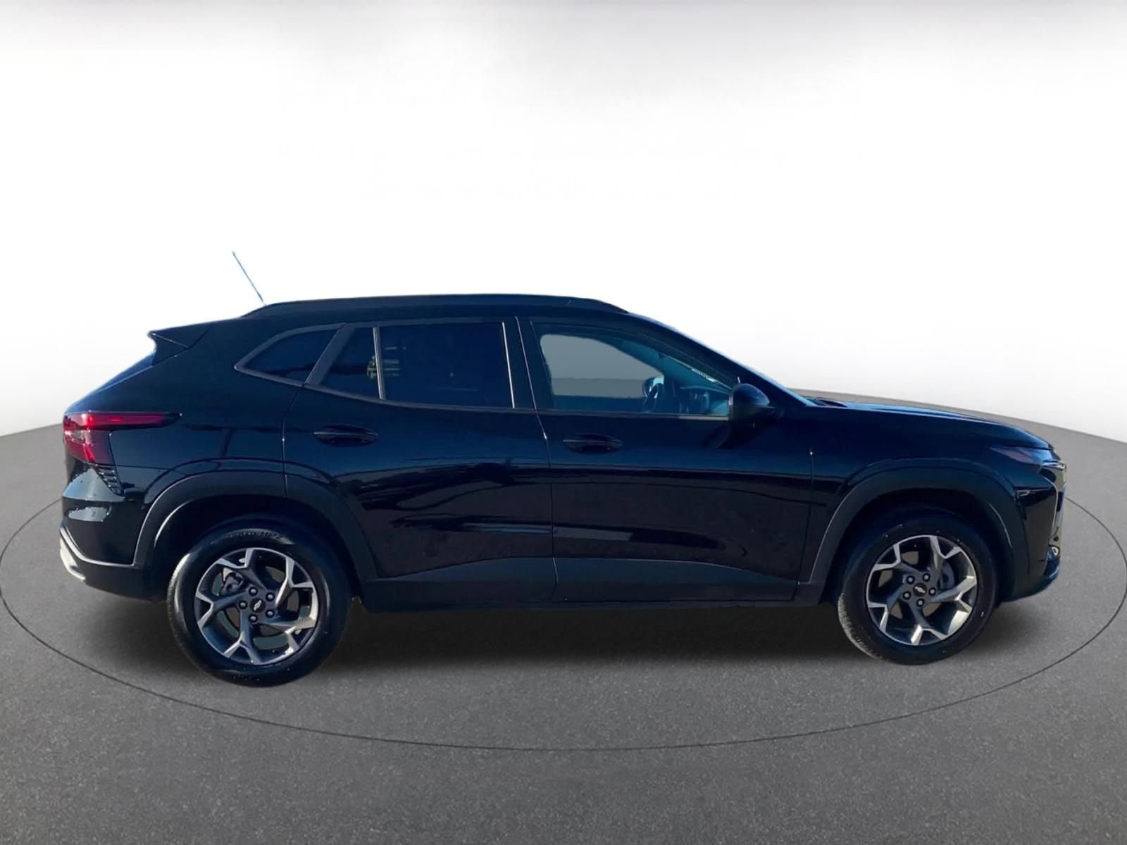 Used 2025 Chevrolet Trax LT FWD image 16