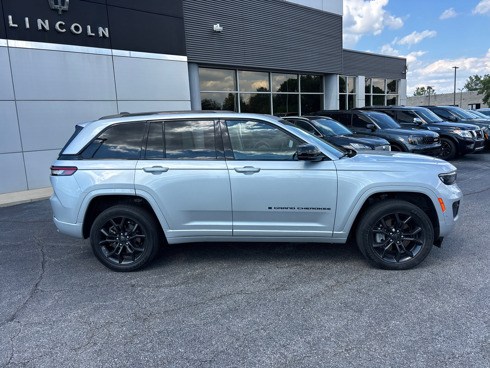 Used 2023 Jeep Grand Cherokee 30th Anniversary AWD/4WD image 8