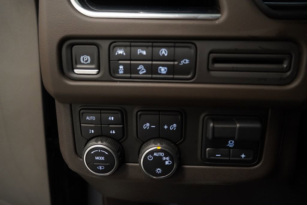 Used 2022 Chevrolet Tahoe Z71 w/ Z71 Off-Road Package AWD/4WD image 11