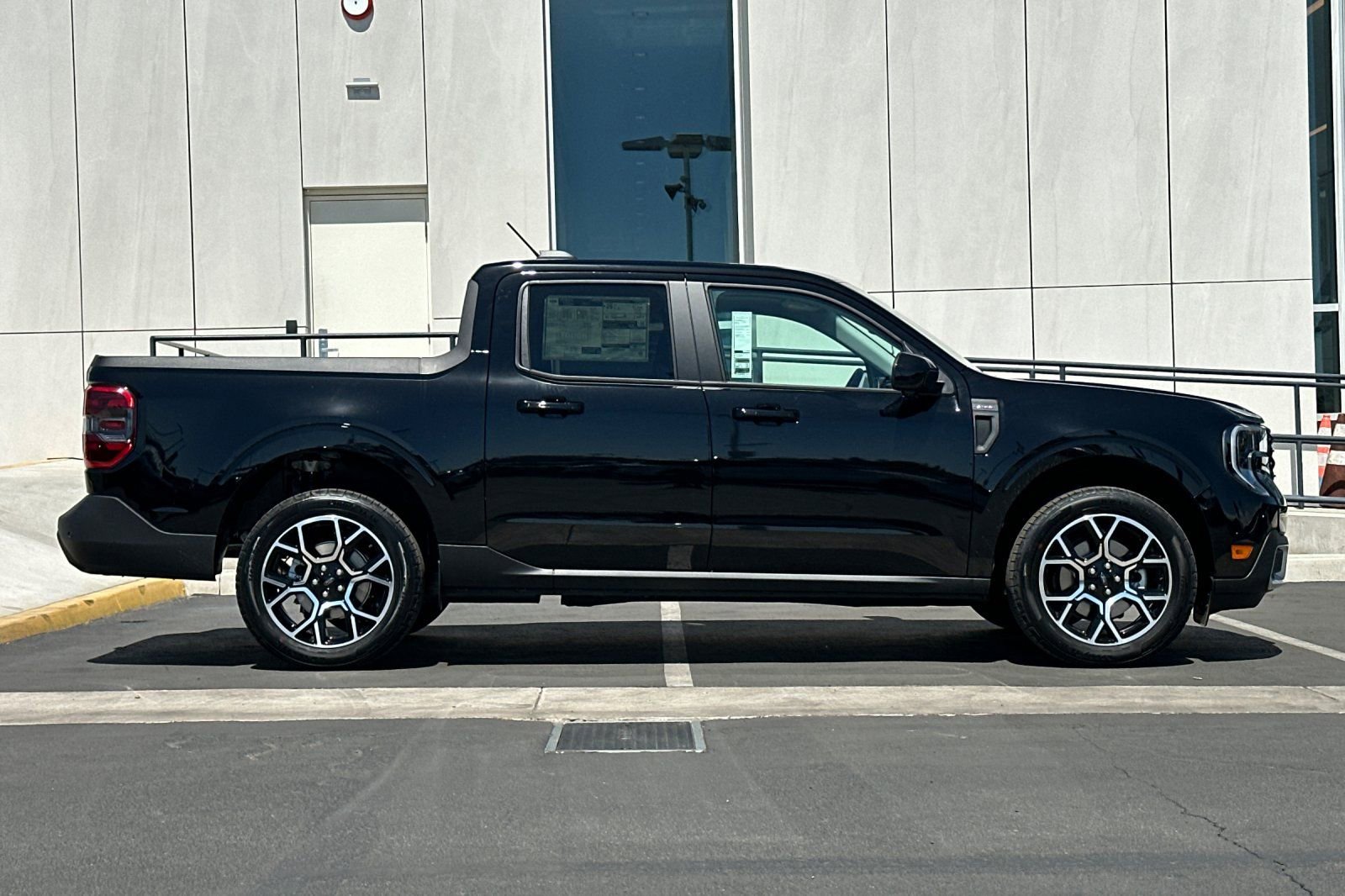 New 2025 Ford Maverick Lariat image 2