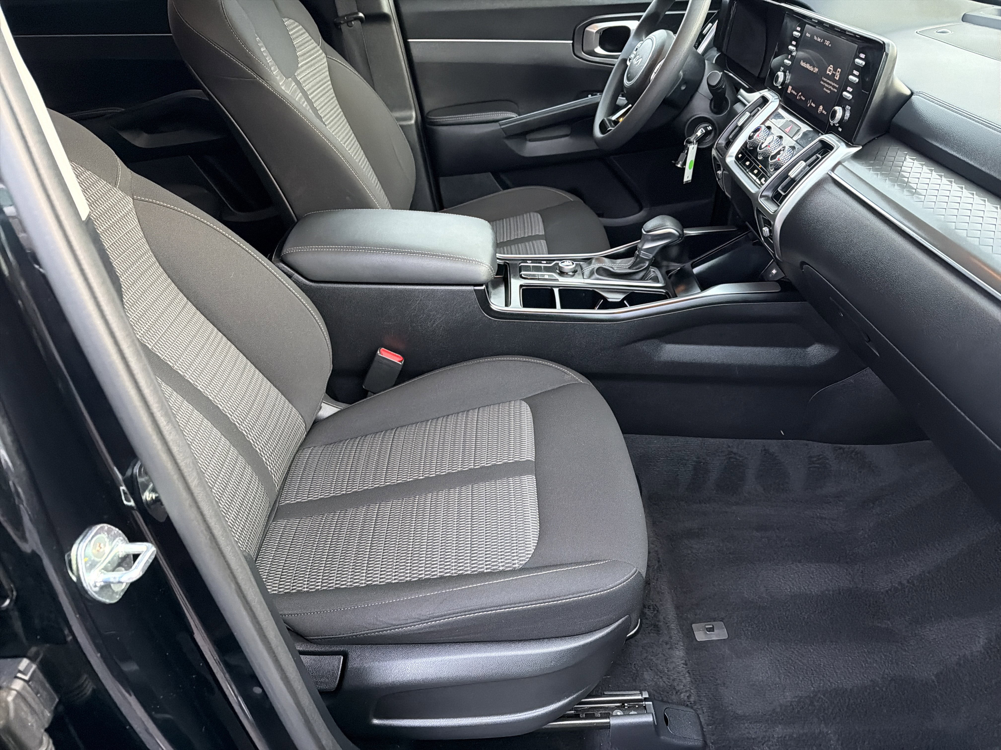 Used 2023 Kia Sorento LX image 13