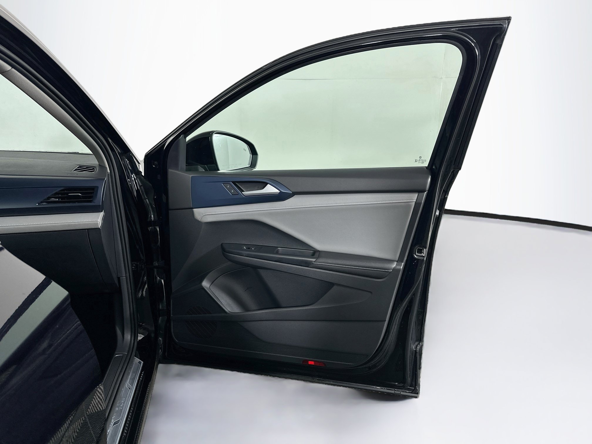 Used 2024 Volkswagen Taos SE FWD image 31