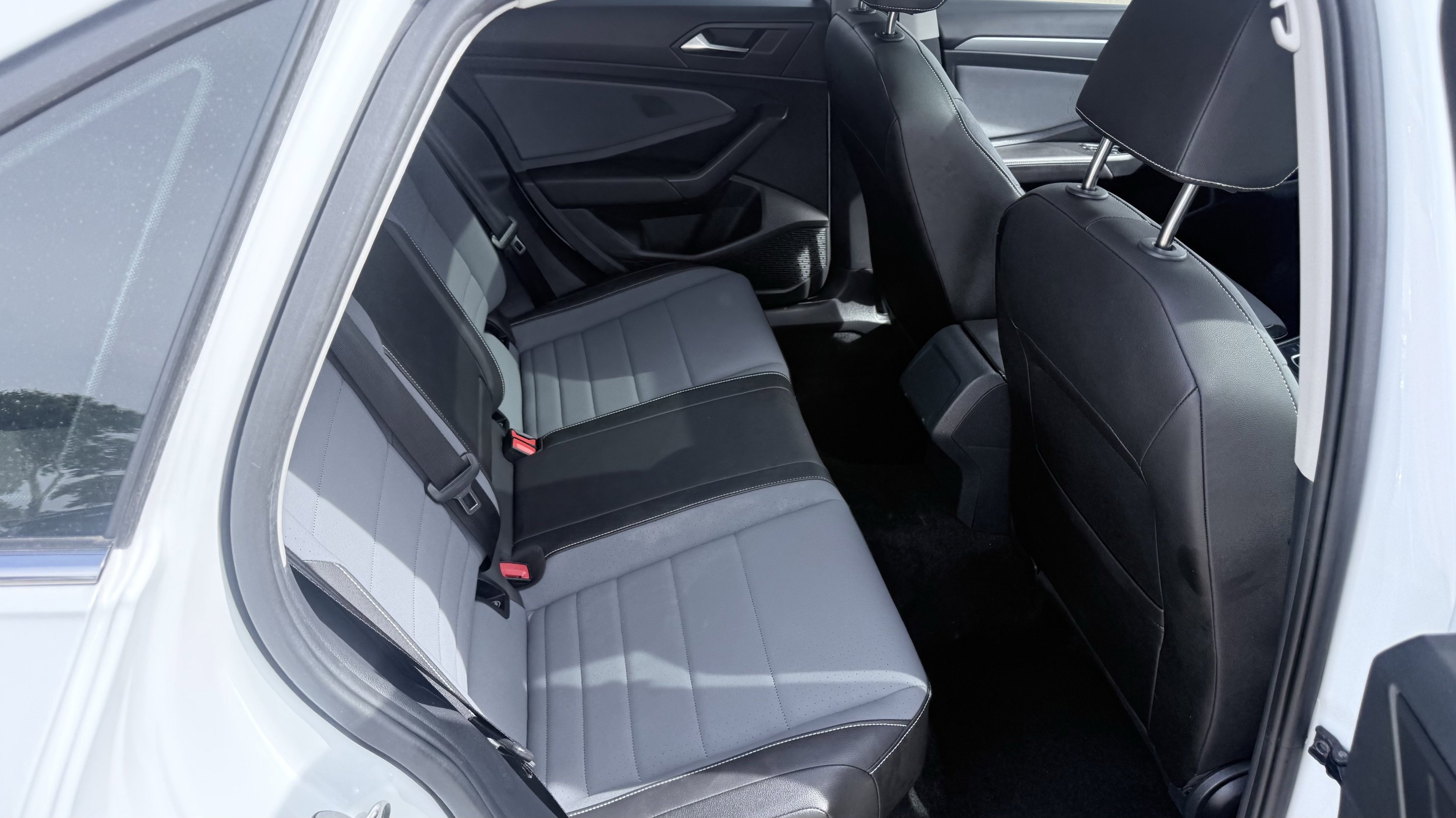 Used 2025 Volkswagen Jetta SE FWD image 36
