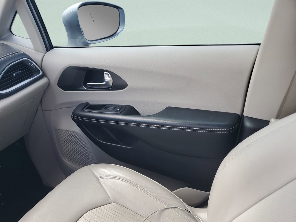 Used 2021 Chrysler Pacifica Touring-L FWD image 14