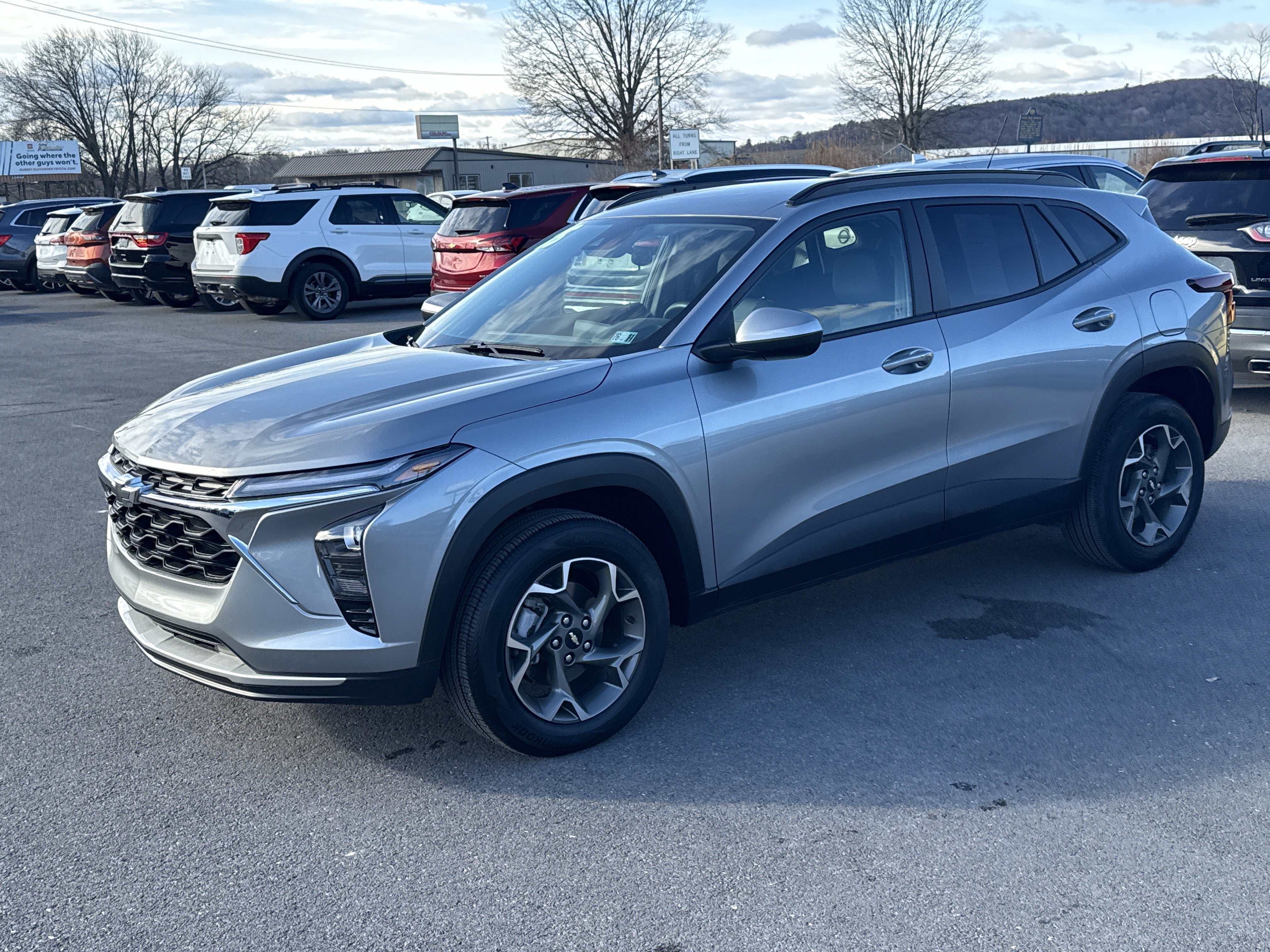 Used 2025 Chevrolet Trax LT w/ LT Convenience Package image 7