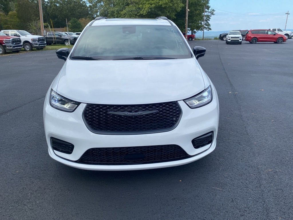 New 2026 Chrysler Pacifica Limited w/ S Appearance Package image 2