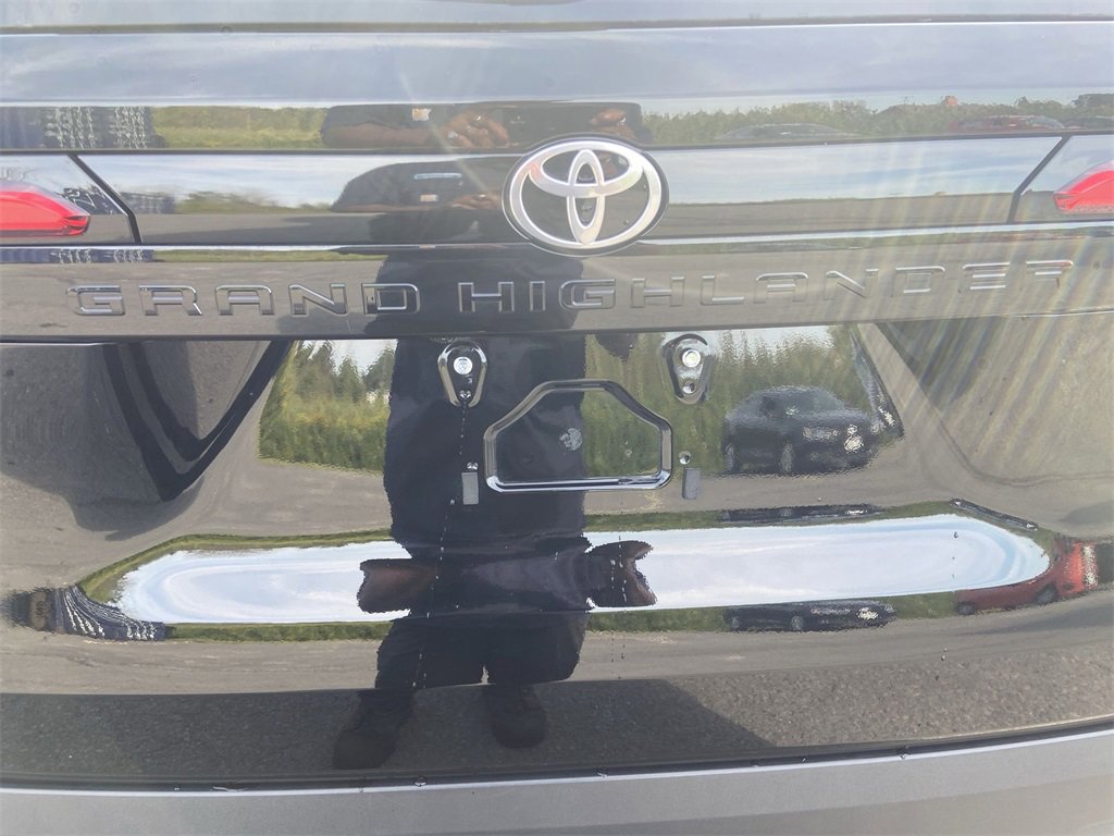 Used 2024 Toyota Grand Highlander XLE image 32