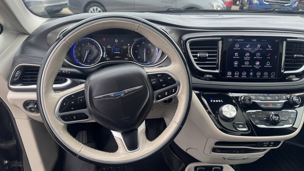Used 2019 Chrysler Pacifica Limited w/ Tire & Wheel Group FWD image 17